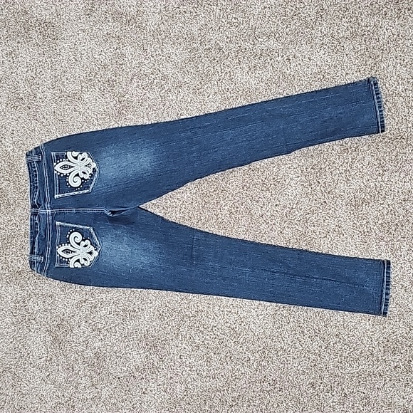 REVOLT SIZE 8 - Picture 5 of 6